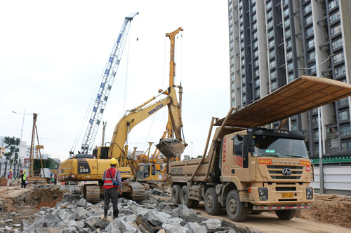深圳地铁8号线二期一工区项目加紧施工作业