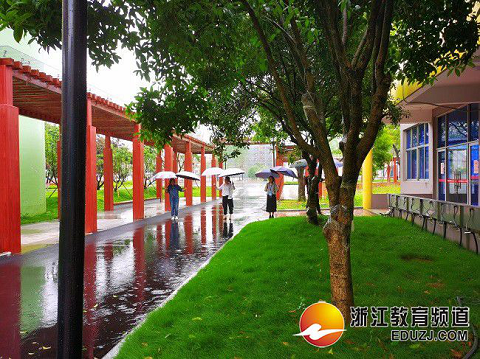 平阳县腾蛟镇实验小学：雨伞下的花色“爱心长廊”
