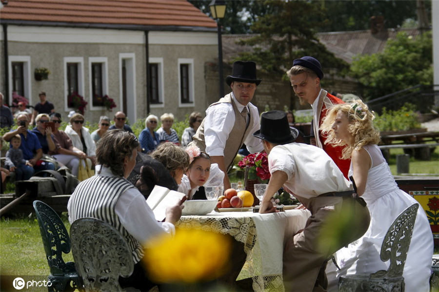 立陶宛举行仲夏夜之梦花卉节 游客赏花看莎士比亚戏剧