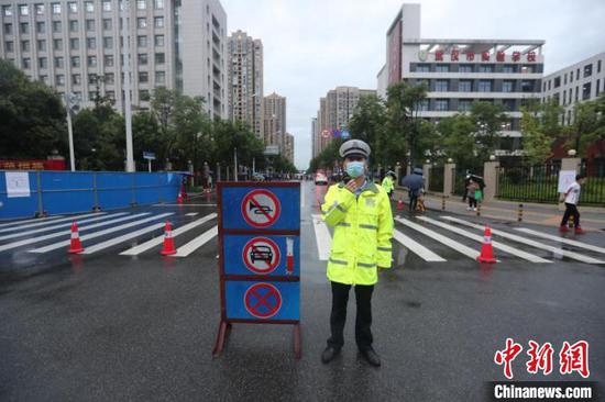 武汉高考第一天，百众警察为考生保驾护航