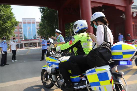 高考首日上午 27名考生体验郑州交警“风”一样的帮助