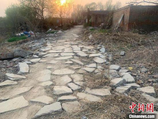 过去，河北省衡水的一个村庄工作队花了三年的时间才把老茧变成蝴蝶"。