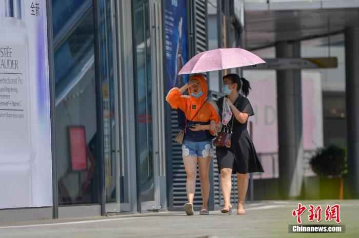 四川盆地西北部及其他地区有强降雨，江南地区气温可达35℃以上。