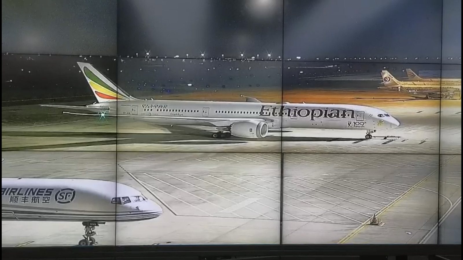 受上海机场一架货机起火的影响，另一架飞机准备在南京鹿口国际机场降落。