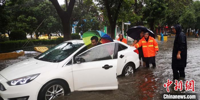 暴雨在河南省洛河市造成严重的涝渍和树木倒伏。