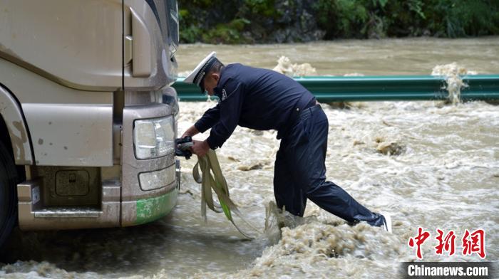 德格丹巴和四川其他地方的警察联合起来营救了七名因降雨和洪水而被困的人。