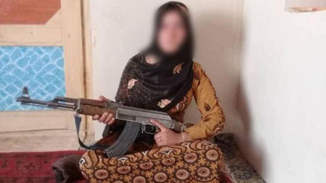 阿富汗女孩在抵抗中枪杀了武装分子，然后在互联网上流行起来