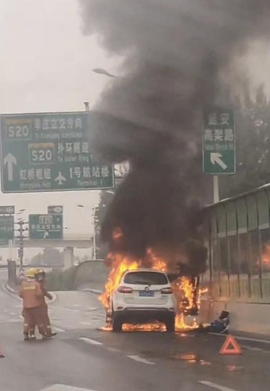 二十号中午，沪渝高速公路白色越野车起火时，还没有人员伤亡