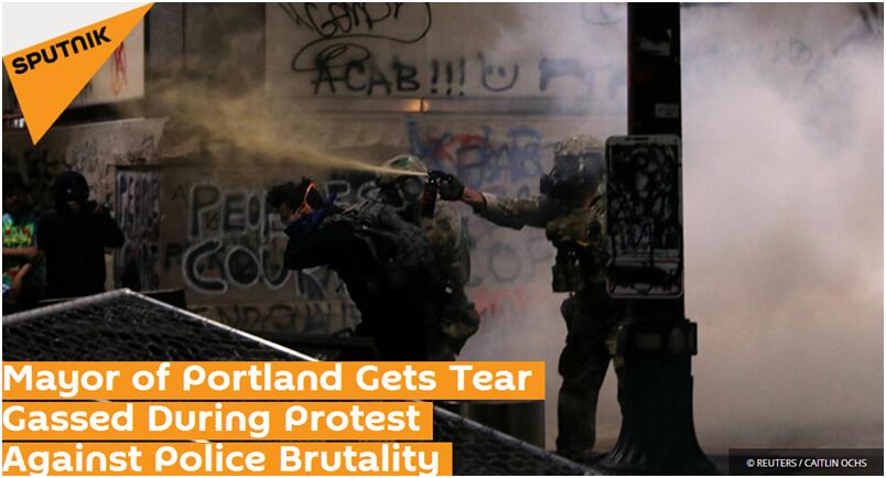 美国联邦执法官员对波特兰示威者使用催泪瓦斯，市长被招募入伍