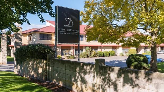 新西兰人员逃离被指控的孤立旅馆