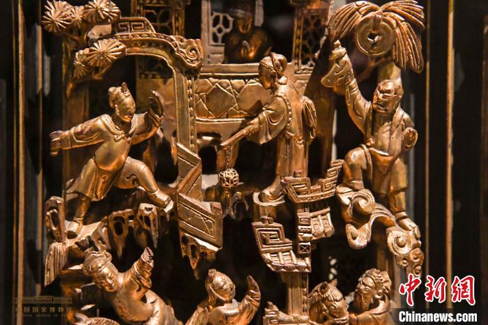 世博会展出潮州木雕160多件，再现潮汕人文风情。