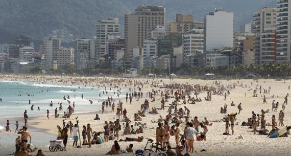 海滩、购物中心、公园.在巴西的许多地方都有人群聚集