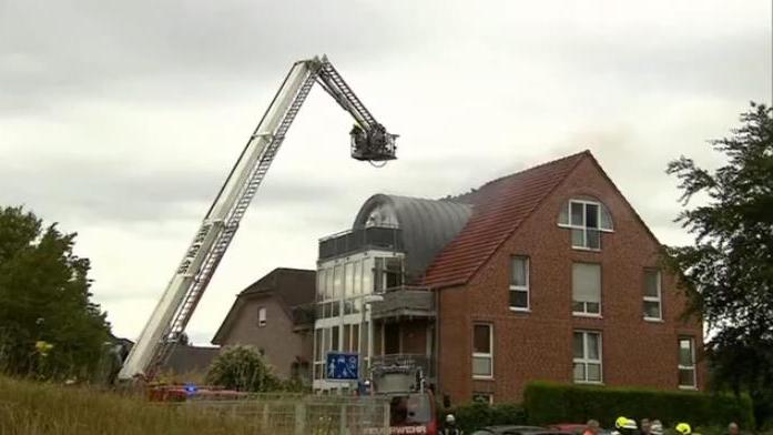 德国一架小型飞机撞上一座住宅楼，造成三人死亡
