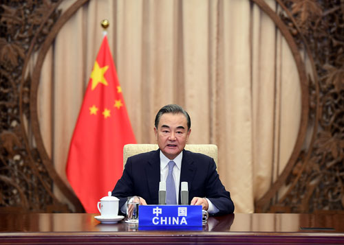 王毅主持由中国外交部长和阿巴尼主持的视频会议，应对新冠肺炎的疫情。