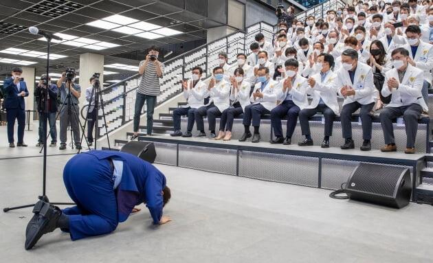 说不出话来，"韩国市长大邱感谢医务人员下跪。