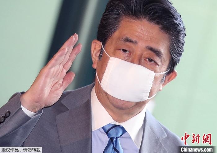 日本政府计划再发行8000万只棉花口罩，这些口罩因税收浪费而受到公众质疑。