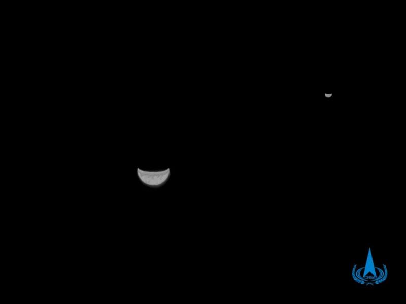 天文一号探测器送回了一张地球和月亮的照片。