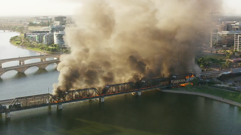 美国火车脱轨火灾：运输危险货物的铁路桥倒塌