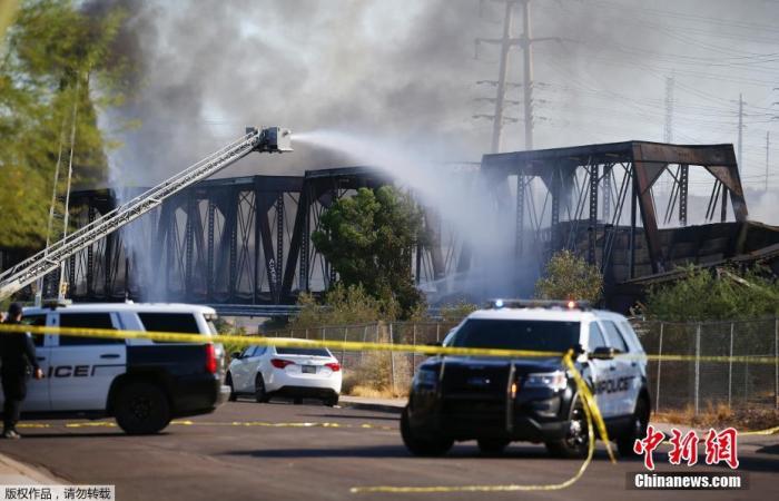 美国亚利桑那州火车脱轨事故现场发生火灾