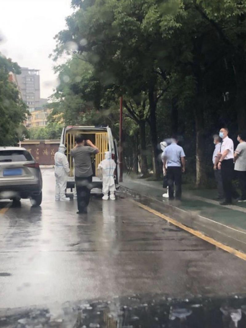 网上照片显示，目前新冠肺炎案件在南京警方驱散谣言