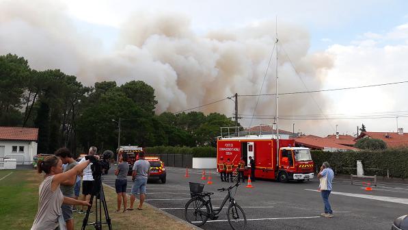 法国西南部沿海城市安杰莱发生森林火灾