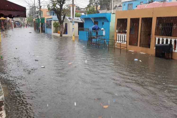 热带风暴伊萨亚斯进入加勒比，受到严重风暴的袭击