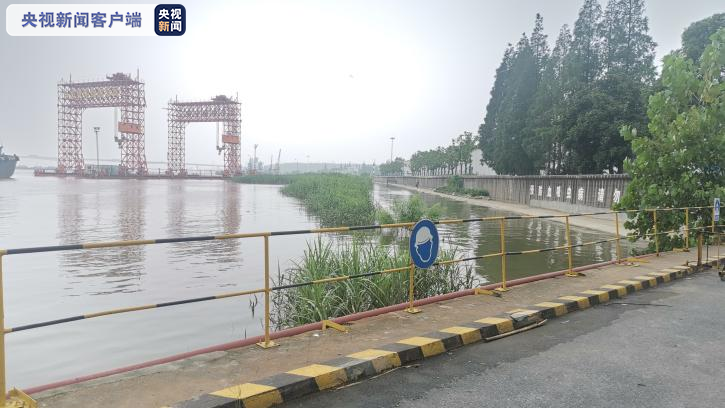 三十号下午，长江南京站水位为九点六二米，超过警报零点九二米。