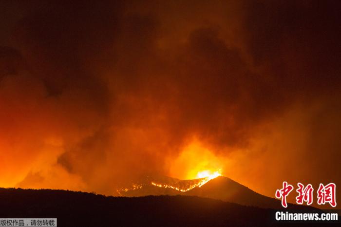 加州的野火：超过12000英亩的大火完全失控