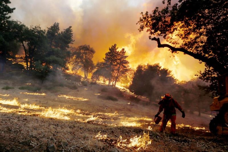 加州河滨县苹果山火，美国当地消要求近8000名当地居民撤离。