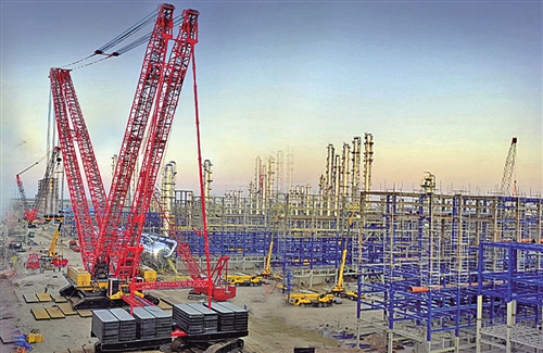 世界上最大的4000吨履带起重机已在山东省成功吊装。