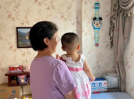 杭州53岁的丧母生了一个女儿，她说当母乳染成黑色时