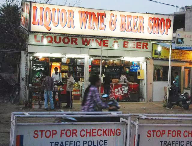 印度的假酒事件已经造成104人死亡。为什么十多年来一直禁止假酒？