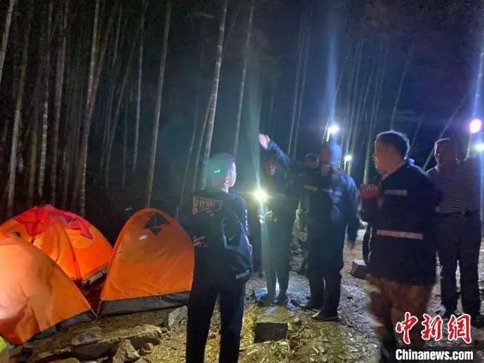 台风之夜，32个驴友来到台州山里寻找刺激！结果真是尴尬。