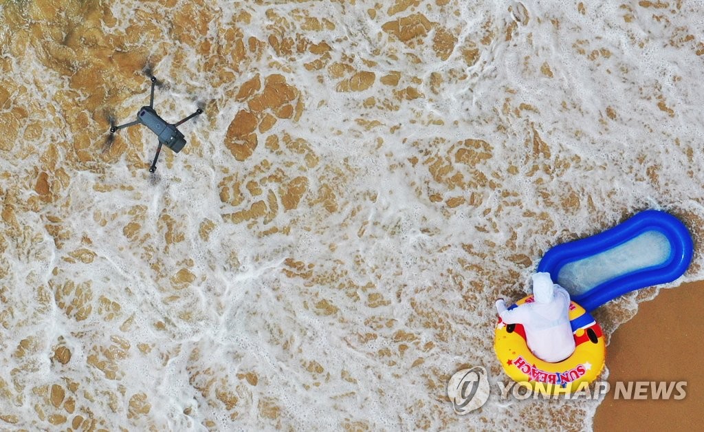 韩国首次派出无人机为海滩游客测量体温(图)