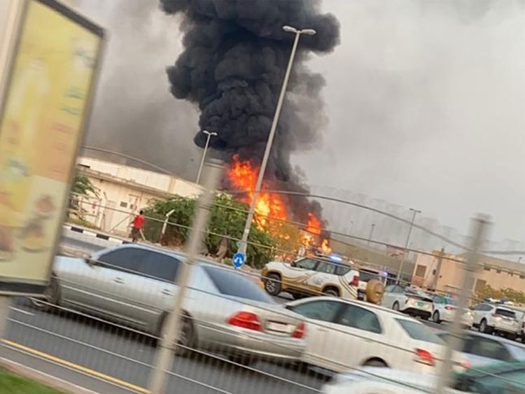 阿联酋阿治曼一个新工业区的一个市场发生火灾