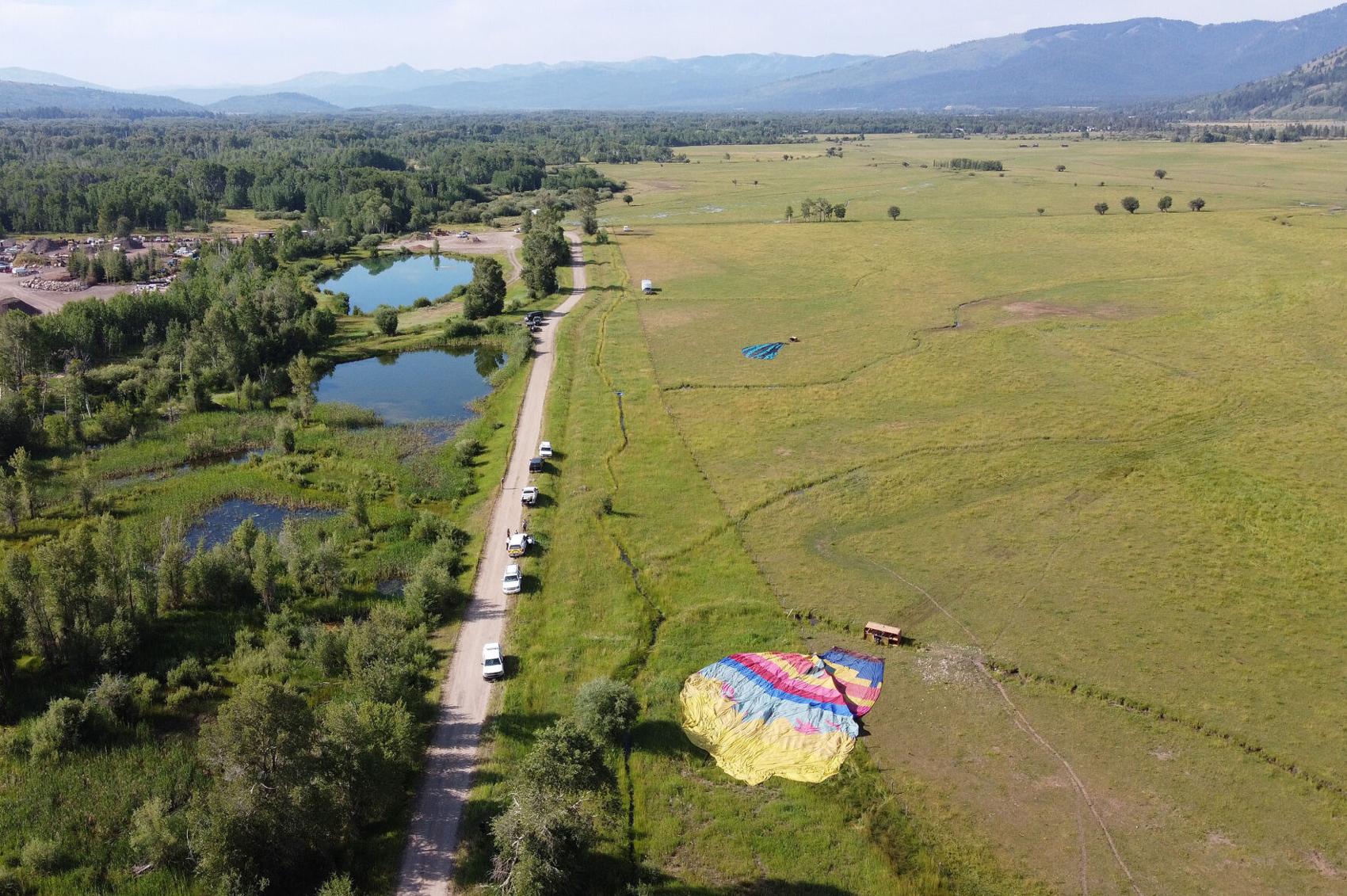 在美国怀俄明州的一次热气球坠毁中，约有20人受伤。