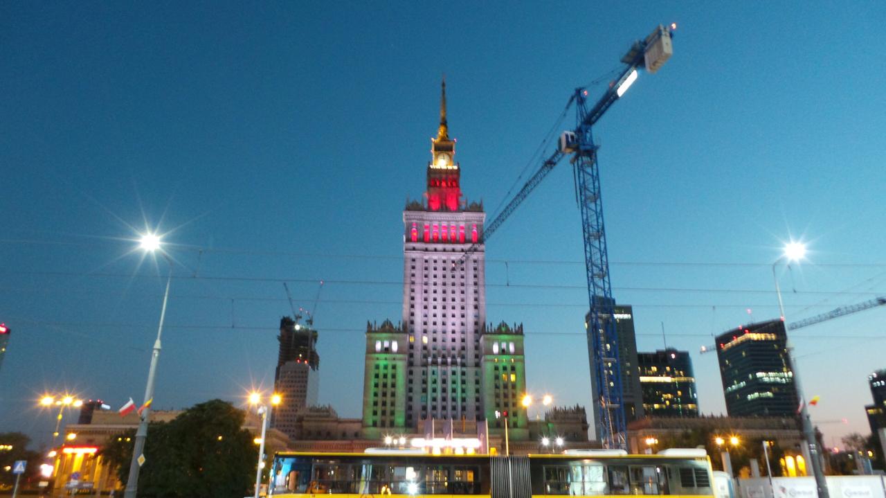 波兰首都华沙地标照亮了黎巴嫩国旗救援队启程前往贝鲁特