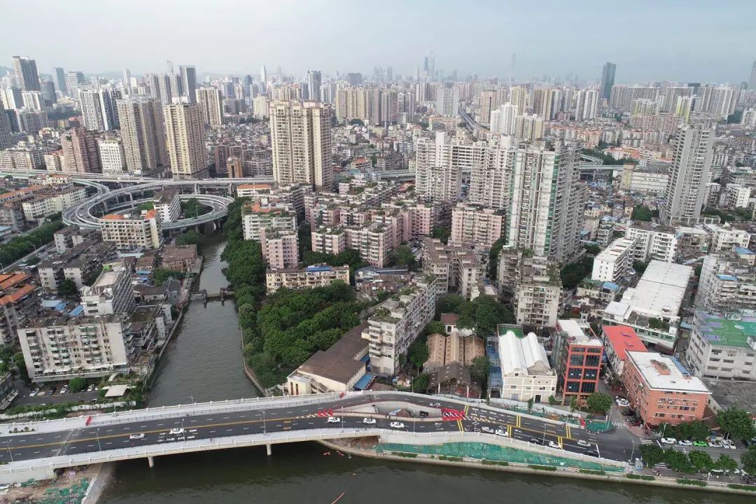 刚刚，广州市海珠区对“桥中房”事件作出回应：将继续与业主沟通。