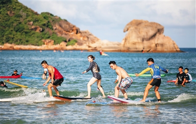 海南夏季海滨旅游市场蓬勃发展