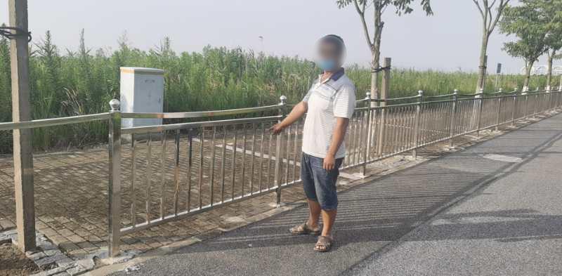 该名男子因涉嫌在上海道路上偷窃十二条护栏而被捕。