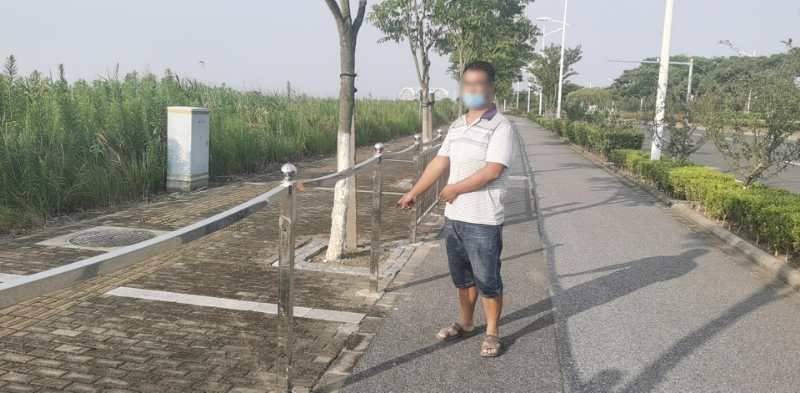 为了装饰房子，上海的一名男子偷走了护栏的家