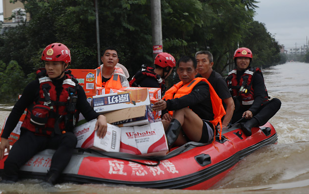 自汛期以来，消防救援队共进行了13000多起抗洪救援工作