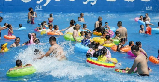 重庆：市民在水中寻找凉爽