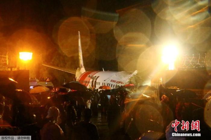 100多人在一架印度客机坠毁中丧生或受伤，民航处处长指责机长判断力差