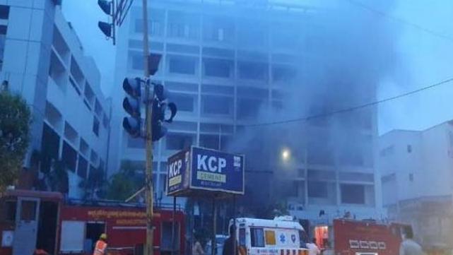 新冠肺炎在印度安德拉邦征用的一家酒店发生火灾，造成至少7人死亡。