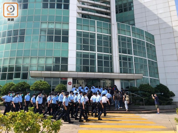 大批警员早上抵达壹传媒总部大楼，进行搜查