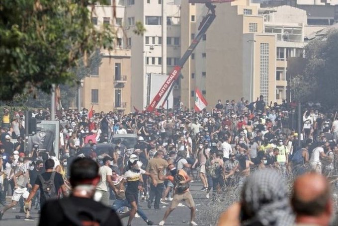 一场反政府示威在黎巴嫩首都爆发，一名警察在袭击中丧生