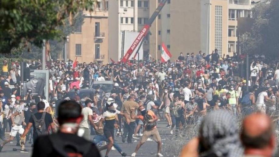 与爆炸有关的黎巴嫩贝鲁特市中心的大规模示威活动