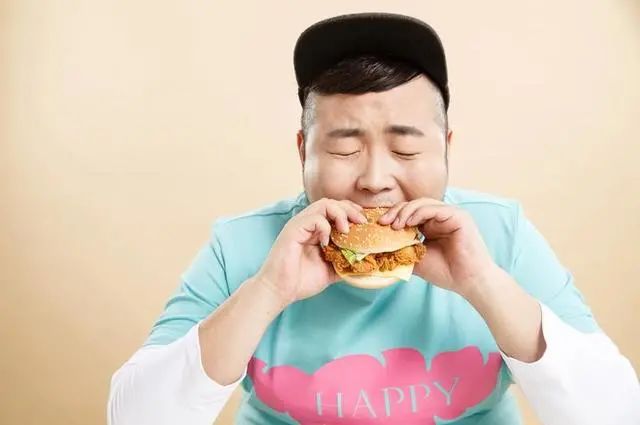 杭州23岁的男子从事副业，每天直播吃成网红“大胃王”！