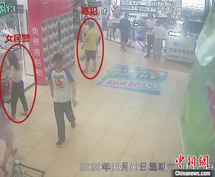 浙江女警官去逛街，一路认出逃犯，跟着联队特警抓了他们5分钟。